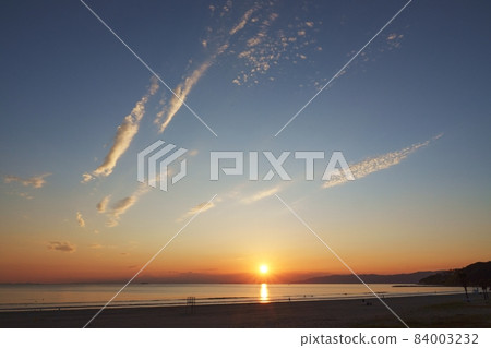 秋天的海灘和平靜的夜空 84003232