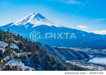 (山梨縣)降雪後從禦坂路看到的富士山 (山梨縣)降雪後從禦坂路看到的富士山 84003306