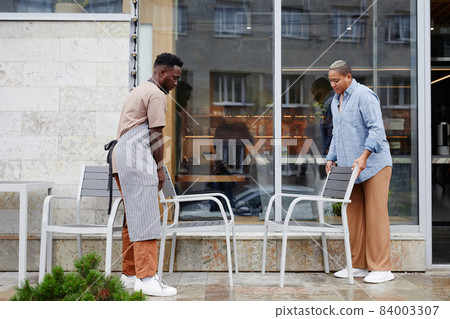 Placing Chairs Outdoors Placing Chairs Outdoors 84003307