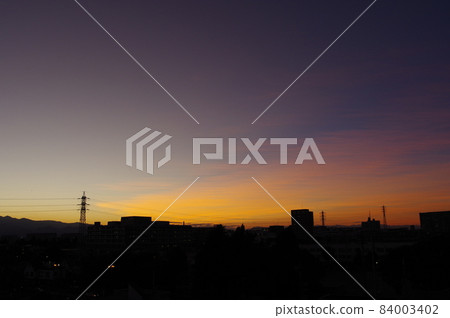 <<背景資料>> 城市的日落景色(夕陽的天空和城市的輪廓) 地點:神奈川縣大和市 <<背景資料>> 城市的日落景色(夕陽的天空和城市的輪廓) 地點:神奈川縣大和市 84003402