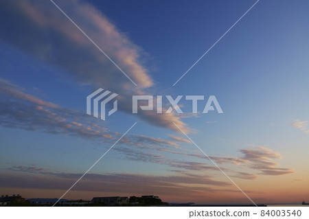 秋天傍晚的天空和夕陽的雲彩 84003540