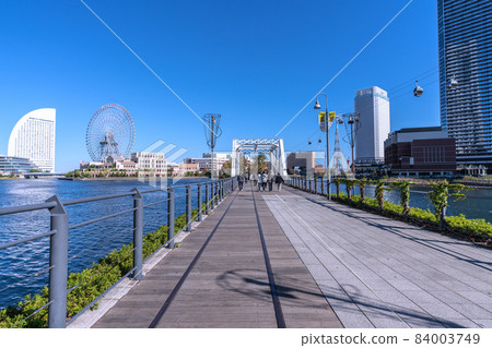 日本橫濱市景 在橫濱市內散步,俯瞰“橫濱空中客艙”和火車道 日本橫濱市景 在橫濱市內散步,俯瞰“橫濱空中客艙”和火車道 84003749