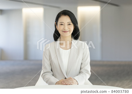 Arafif's business woman looking at the camera Shooting cooperation "LINK FOREST" 84003780