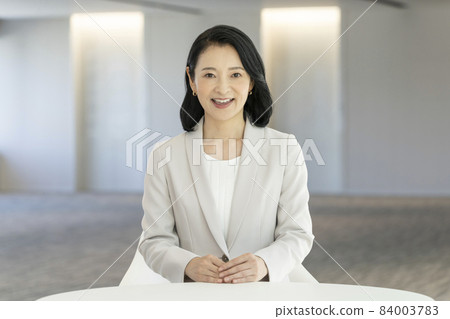 Arafif's business woman with a smile looking at the camera Shooting cooperation "LINK FOREST" Arafif's business woman with a smile looking at the camera Shooting cooperation "LINK FOREST" 84003783