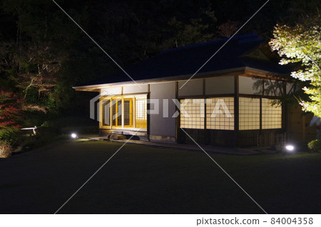 A quiet Japanese house standing between the autumn leaves A quiet Japanese house standing between the autumn leaves 84004358