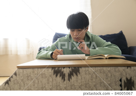 與被爐一起學習的男學生 與被爐一起學習的男學生 84005067