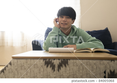 與被爐一起學習的男學生 與被爐一起學習的男學生 84005068