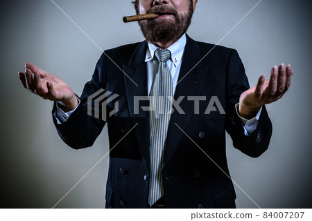 一位身著雙人西裝的老年男性軍官牽著他的手、一個黑手黨反社會的黑人公司和一個黑幫的形象。 一位身著雙人西裝的老年男性軍官牽著他的手、一個黑手黨反社會的黑人公司和一個黑幫的形象。 84007207