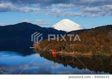 箱根、神奈川/蘆之湖和富士山,雲霧消散,湖面幾乎變成鏡面。 箱根、神奈川/蘆之湖和富士山,雲霧消散,湖面幾乎變成鏡面。 84008243