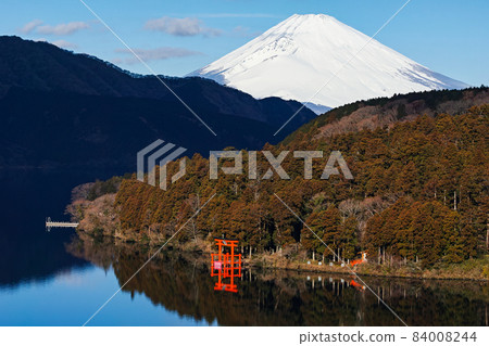 箱根、神奈川/蘆之湖和富士山，雲霧消散，湖面幾乎變成鏡面。 84008244