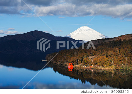 箱根、神奈川/蘆之湖和富士山,雲霧消散,湖面幾乎變成鏡面。 箱根、神奈川/蘆之湖和富士山,雲霧消散,湖面幾乎變成鏡面。 84008245
