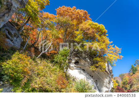 Yamadera in autumn colors, strange rock monster stone (Yamagata City, Yamagata Prefecture) 84008538