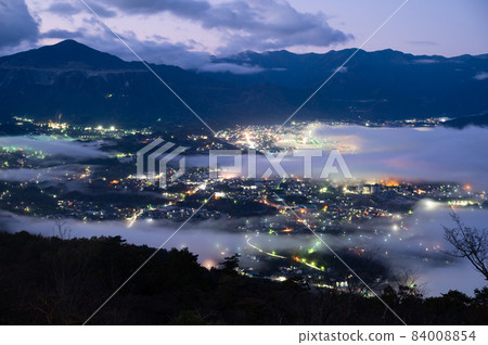 從秩父美濃山的山上看秩父盆地的清晨的雲海 從秩父美濃山的山上看秩父盆地的清晨的雲海 84008854