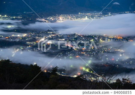 從秩父美濃山的山上看秩父盆地的清晨的雲海 從秩父美濃山的山上看秩父盆地的清晨的雲海 84008855