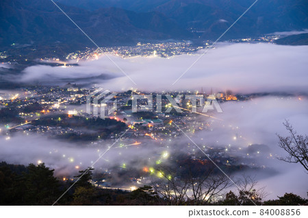 從秩父美濃山的山上看秩父盆地的清晨的雲海 84008856