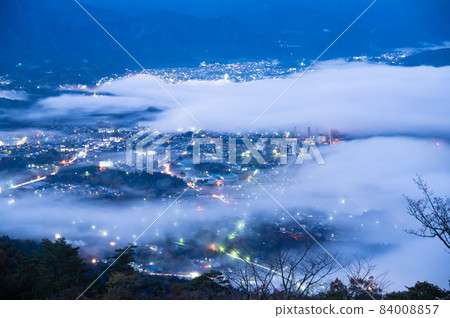 A sea of clouds in the early morning of the Chichibu Basin seen from the mountain of Chichibu Minoyama A sea of clouds in the early morning of the Chichibu Basin seen from the mountain of Chichibu Minoyama 84008857