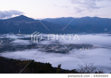 從秩父美濃山的山上看秩父盆地的清晨的雲海 從秩父美濃山的山上看秩父盆地的清晨的雲海 84008860