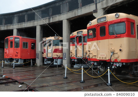Railroad vehicles on display at the Tsuyama Manabi Railway Museum in Okayama Prefecture 84009010