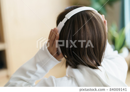 一個戴著耳機的女人 84009141