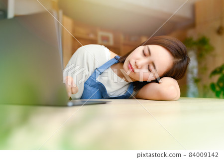 女性肖像 84009142