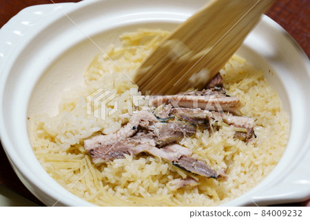 Finishing rice cooked with saury 84009232