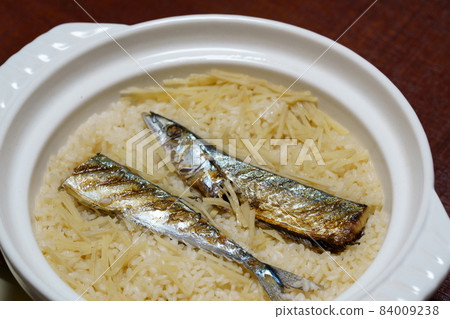 Rice cooked with autumn sword fish, freshly cooked saury rice in a clay pot Rice cooked with autumn sword fish, freshly cooked saury rice in a clay pot 84009238