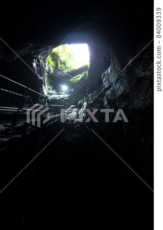 Light into the cave 84009339