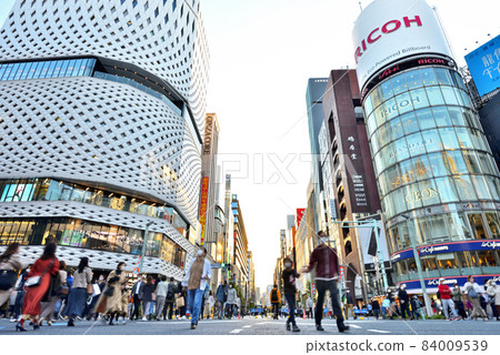 行人天堂銀座四丁目十字路口路過的行人 行人天堂銀座四丁目十字路口路過的行人 84009539
