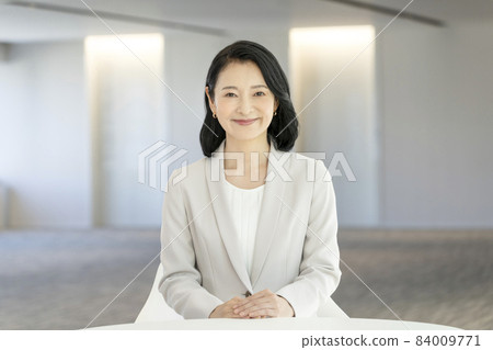 Middle business woman looking at the camera Shooting cooperation "LINK FOREST" 84009771