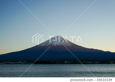 Mt. Fuji and Lake Kawaguchi in the evening 84010194