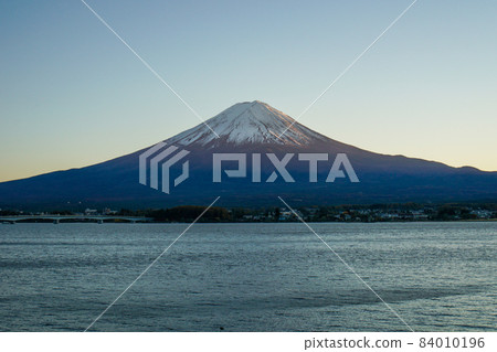 傍晚的富士山和河口湖 84010196