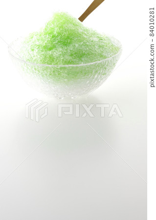 在白色背景上用甜瓜味糖漿拍攝刨冰 84010281