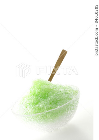 在白色背景上用甜瓜味糖漿拍攝刨冰 在白色背景上用甜瓜味糖漿拍攝刨冰 84010285