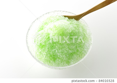 A bird's-eye view of shaved ice with melon-flavored syrup on a white background 84010328