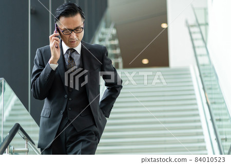 Businessman smartphone middle man shooting cooperation: LINK FOREST 84010523