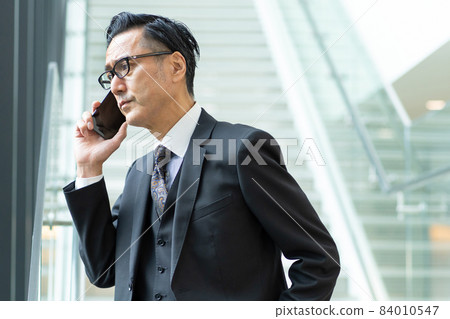 Businessman smartphone middle man shooting cooperation: LINK FOREST 84010547