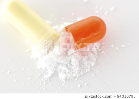 在白色背景上只取含有內容物的膠囊 在白色背景上只取含有內容物的膠囊 84010793