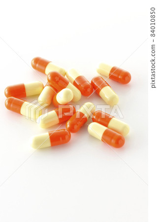 Take a lot of capsules on a white background 84010850