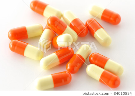 在白色背景上服用大量膠囊 84010854
