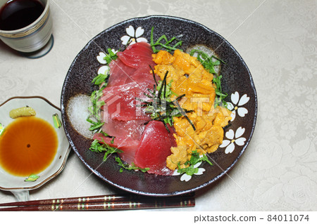 Sea urchin and tuna bowl Sea urchin and tuna bowl 84011074