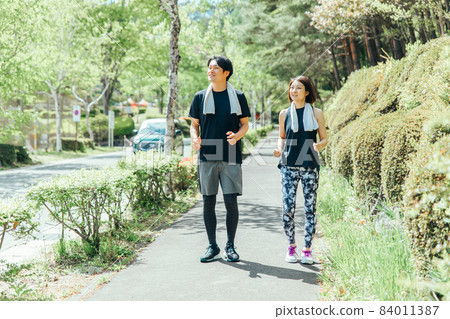 Men and women walking/running Men and women walking/running 84011387