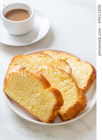 Sweet potato bread with coffee 84011898