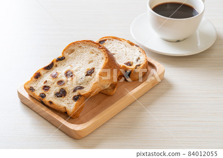 raisin bread with coffee cup 84012055