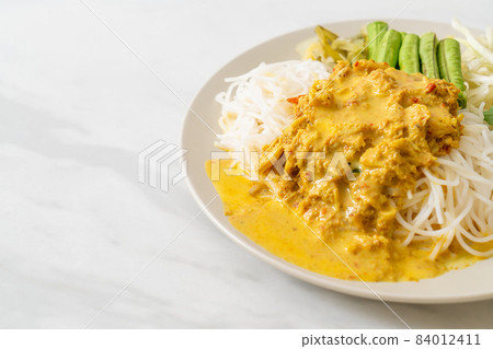 Thai Rice Noodles with Crab Curry and Variety Vegetables 84012411
