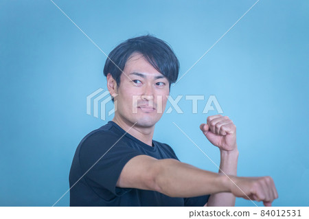A man boxing at a sports gym 84012531