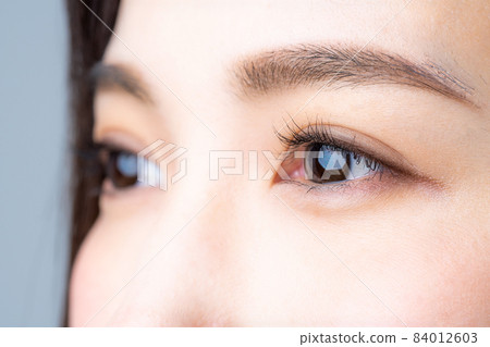 年輕女性的眼睛 年輕女性的眼睛 84012603