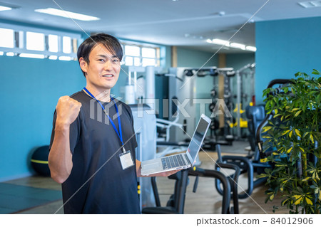 在體育館工作的運動教練(電腦,膽量姿勢) 在體育館工作的運動教練(電腦,膽量姿勢) 84012906