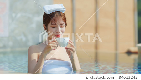 woman drink coffee in water 84013242