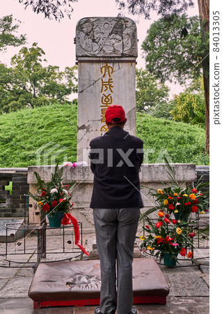 Man paying respect at the Tomb of Confucius in Qufu, Shandong, China Man paying respect at the Tomb of Confucius in Qufu, Shandong, China 84013305