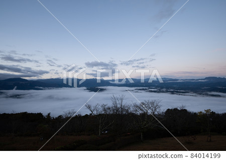 從秩父美濃山山上看到的秩父盆地早晨的雲海 從秩父美濃山山上看到的秩父盆地早晨的雲海 84014199